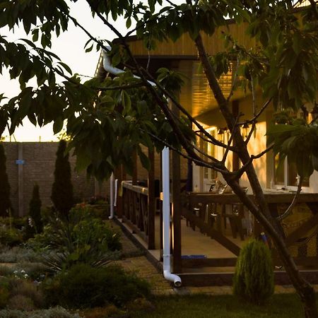 Hotel Три Кошки Czarnomorsk Zewnętrze zdjęcie