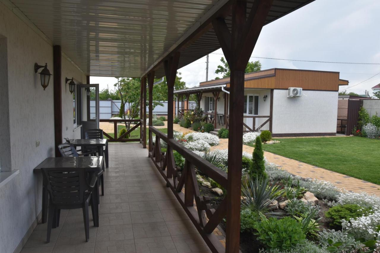 Hotel Три Кошки Czarnomorsk Zewnętrze zdjęcie